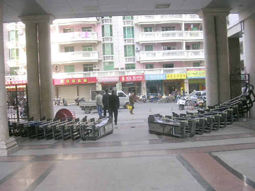 区业主跟物业vU纷区电动门被掀?