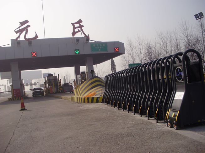 元氏收费站安装电动׾~门路障